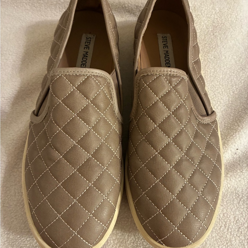 Steve Madden Quilted Slip-On Loafers in Taupe Sneakers Casual Comfort Staple 10M